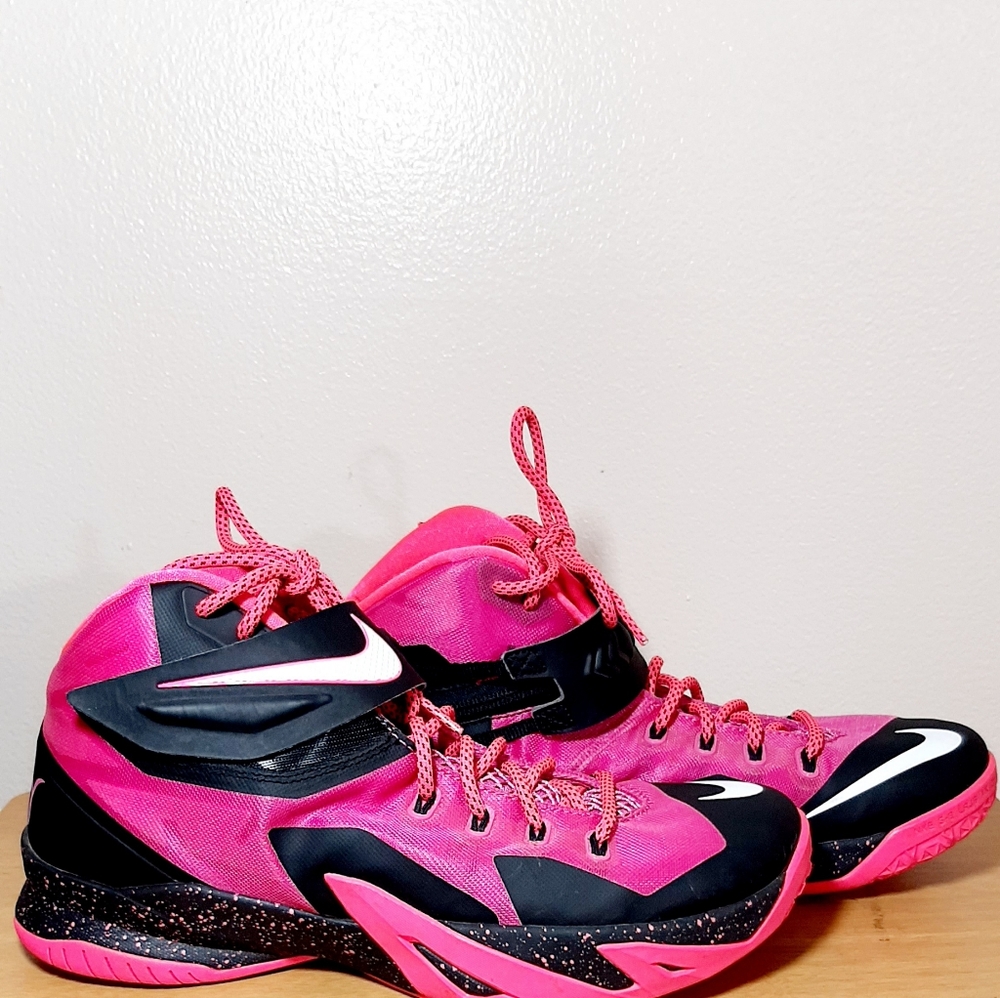 Nike Mens Lebron Soldier VIII 8 Shoes Pink